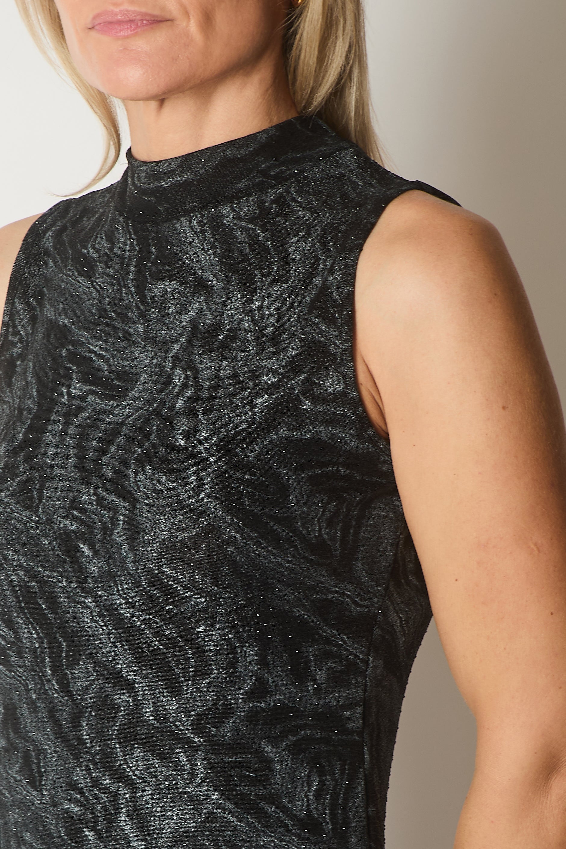Sleeveless High-Neck Top with Marble Effect and Sparkle Detail - Black